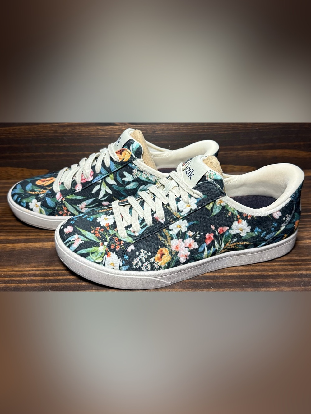 Kizik Irvine Women’s Size 6-7.5 Shoes Floral Athletic Sneakers Lightly Worn